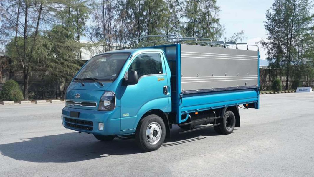 Kia K250 2.5 tấn thùng mui bạt 3 bửng Kia K250 2.5 tấn thùng mui bạt 3 bửng
